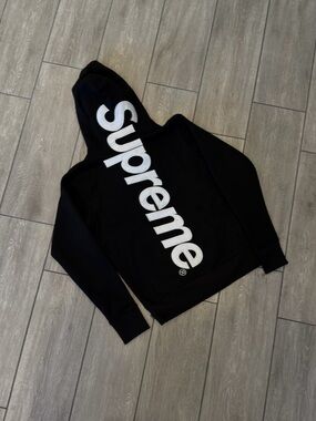 Appliqué Supreme Set Black
Colorway